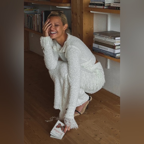 NA-KD Set - Off White Knitted Overlap Fringe Detail Sweater & Skirt - Picture 4 of 11